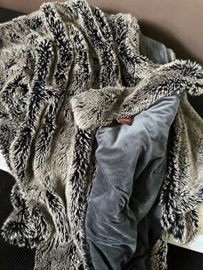 Luxurious eikei Faux Fur 60x80 Blanket - Taupe & Black